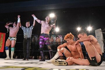 王座陥落で肩を落とす青木真也(右端)と宮脇純太