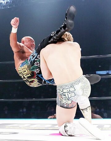  清宮海斗（右）にシャイニングウィザードを浴びせる武藤