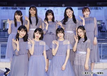  発売記念イベントを開催したつばきファクトリー（前列左から小野、浅倉、小片、谷本。後列左から小野田、岸本、山岸、秋山、新沼）