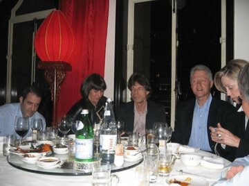 「エプスタイン・ファイル」で公開されたクリントン氏とミック・ジャガーらの会食写真（米司法省のサイトから）