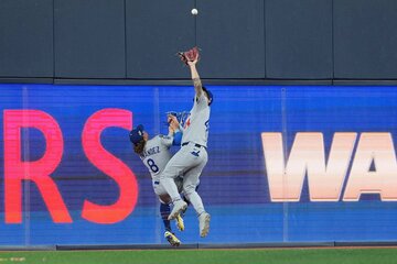 WS第７戦でドジャースを救ったアンディ・パヘス(右)が攻められることに…。左がキケ・ヘルナンデス（ロイター）