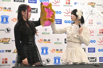 ベルトを持参した伊藤麻希(左)にかみつくさくらあや