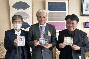 左から坂本三千代さんの夫、栃木・福田富一知事、福本繁幸氏（栃木県庁）