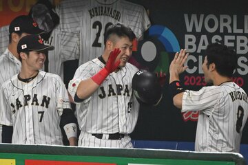 ３ランを放ち近藤健介（右）らナインと喜ぶ岡本和真（中）
