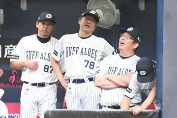 ベンチでため息のオリックス・中嶋監督(中)