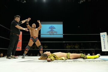 田中将斗(左)に敗れ、大の字の黒潮TOKYOジャパン（©博文社）