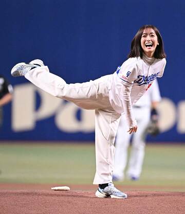 始球式に登場したＴＢＳ・田村真子アナウンサー
