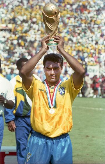 W杯トロフィーを掲げるロマーリオ（1994年7月17日、米ロサンゼルス）