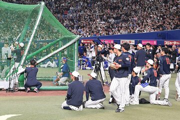 侍ナインも正座で見学