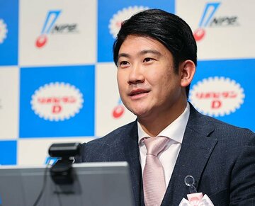  会見で悩める胸の内を明かした菅野（代表撮影）