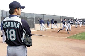 他の投手の投球をうらやましそうに見つめる岩隈（２０１２年２月）