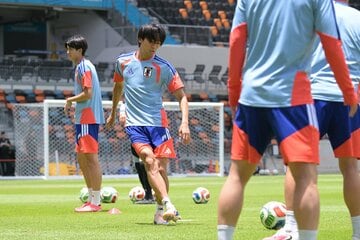 パス回しをする中村敬斗