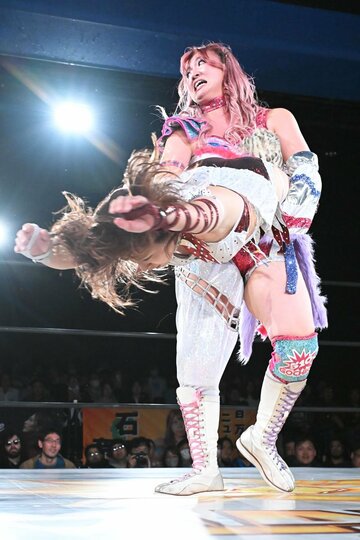 ジャイアントスイングを放つ後藤智香（写真奥）