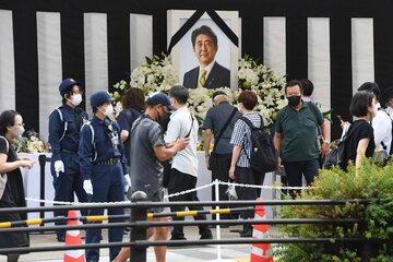 昨年の国葬は大勢の人が弔問に訪れた