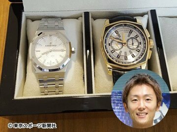  これが中田の「ごほうび」。右がロジェ・デュブイで左がオーデマピゲ（中田提供）