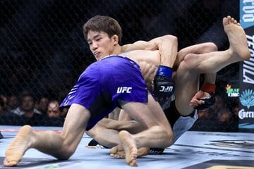 ティム・エリオットにテークダウンを許した朝倉海©Zuffa LLC/UFC