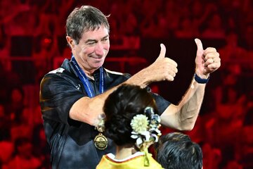 優勝メダルを受け取り、笑顔のロラン・ティリ監督　
