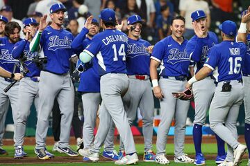 米国に勝利し喜ぶイタリアの選手たち（ロイター）