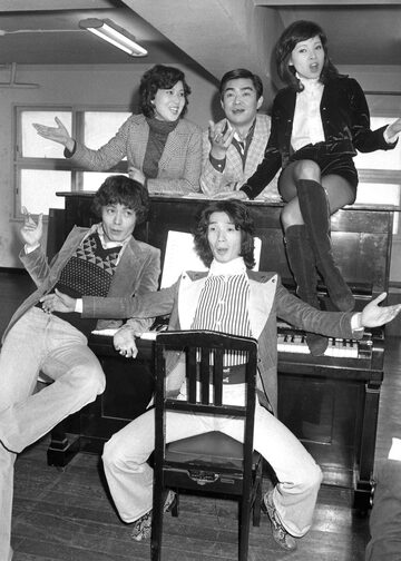東宝の稽古場で舞台の共演者と。後列中央が財津さん、その右が由美かおる。前列は左から津坂匡章（秋野太作）、堺正章（７３年１２月）