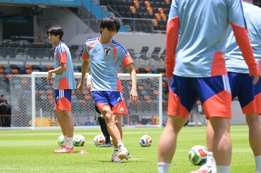 パス回しをする中村敬斗