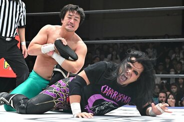 佐々木大輔(右)を攻める田口隆祐