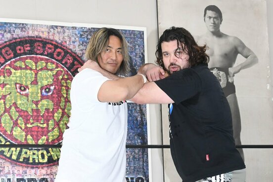 組み合った棚橋とウルフアロン