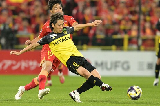 ボールに食い下がる小泉佳穂