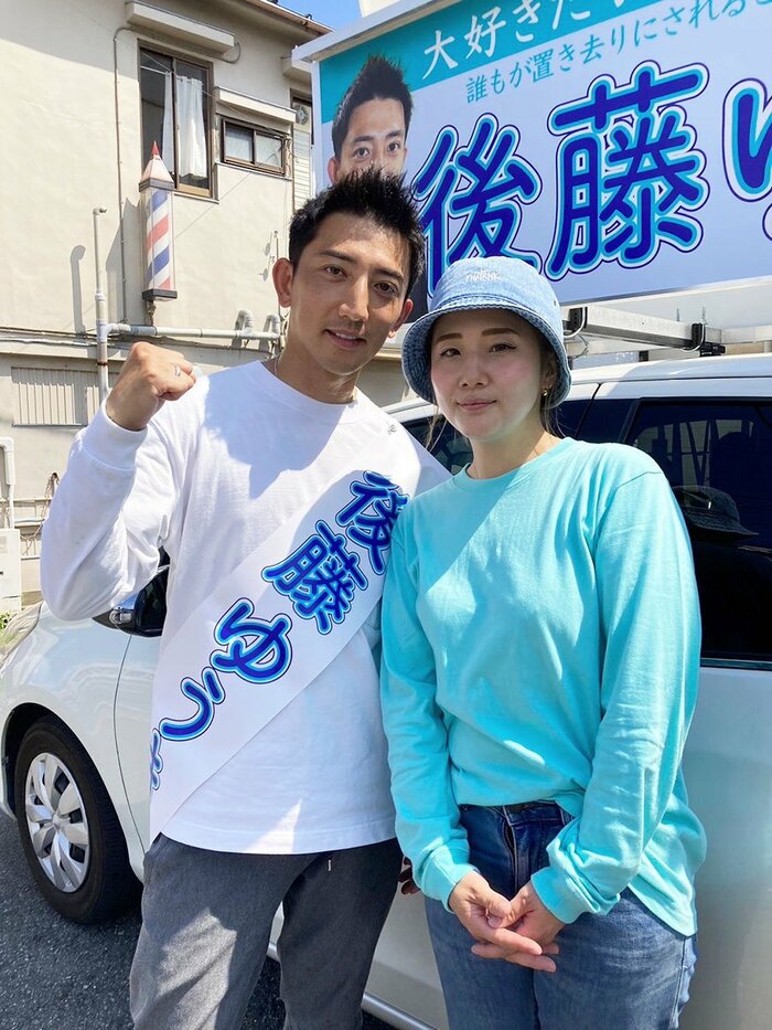 妻の千鶴さん(右)も応援に駆け付けた