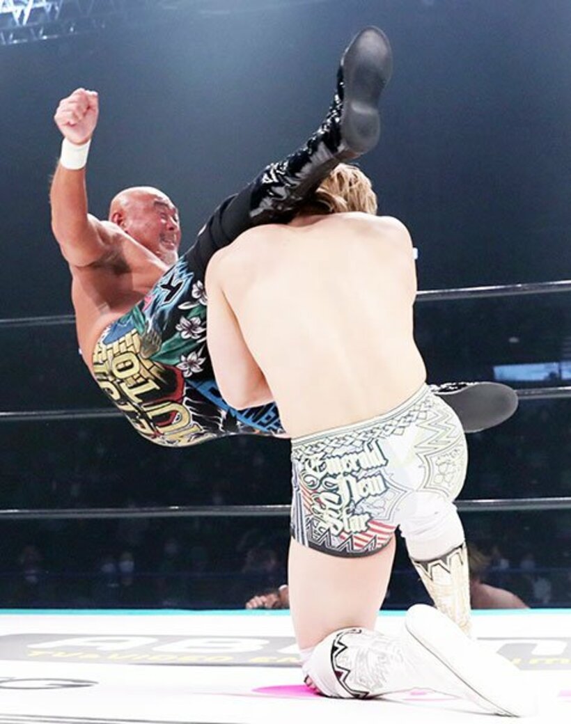  清宮海斗（右）にシャイニングウィザードを浴びせる武藤