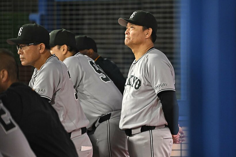 ベンチで険しい表情の巨人・橋上監督代行(右)