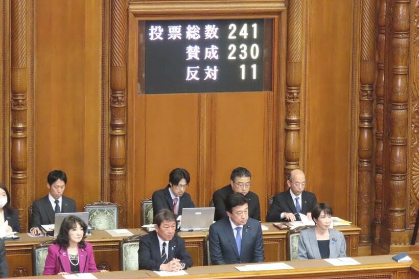 参院本会議場に座った高市首相（右端）