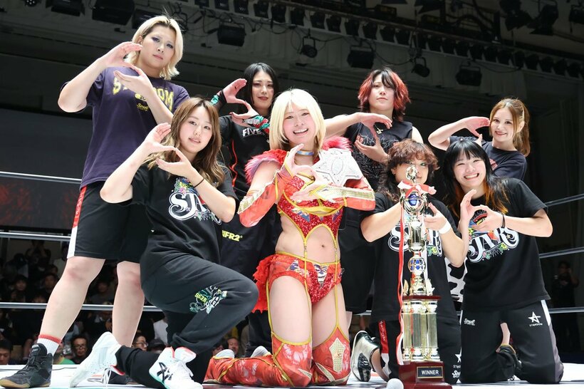 試合後、林下詩美、舞香、月山和香、HANAKOのSTARS加入を喜ぶ羽南(前列左から２人目)