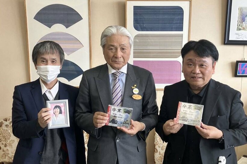 左から坂本三千代さんの夫、栃木・福田富一知事、福本繁幸氏（栃木県庁）