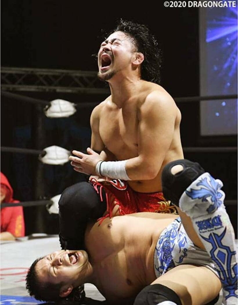  Ｅｉｔａは土井（下）の腕を決めてタップさせた