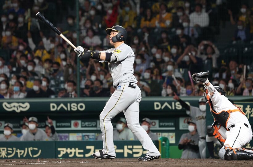  同点ツーランを打った阪神・大山（東スポWeb）