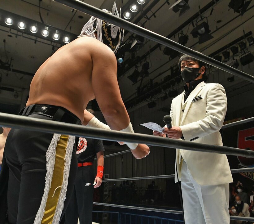  尾崎リングアナ(右)が最後の「仕事」を果たした