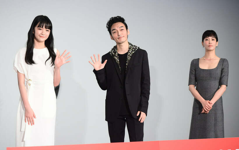  「ミッドナイトスワン」の舞台あいさつに登場した服部樹咲、草彅剛、水川あさみ（左から）