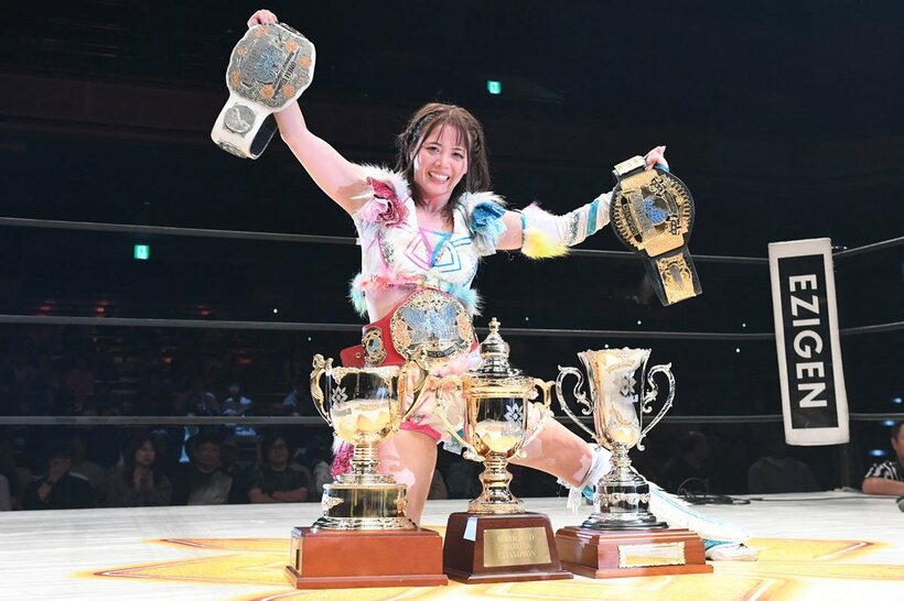 青野未来、ビクトリア弓月との３WAY戦を制し、３冠王者となった岩谷麻優