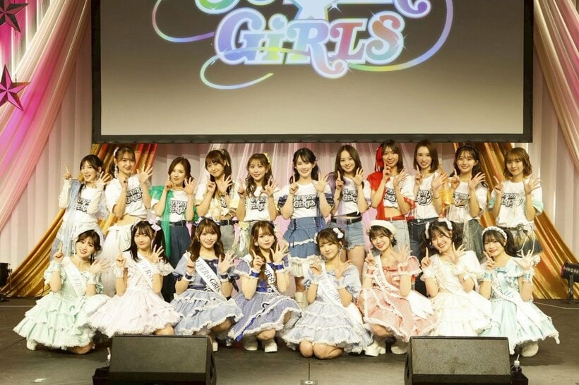 OGら(後列)もライブに参加したSUPER☆GiRLS