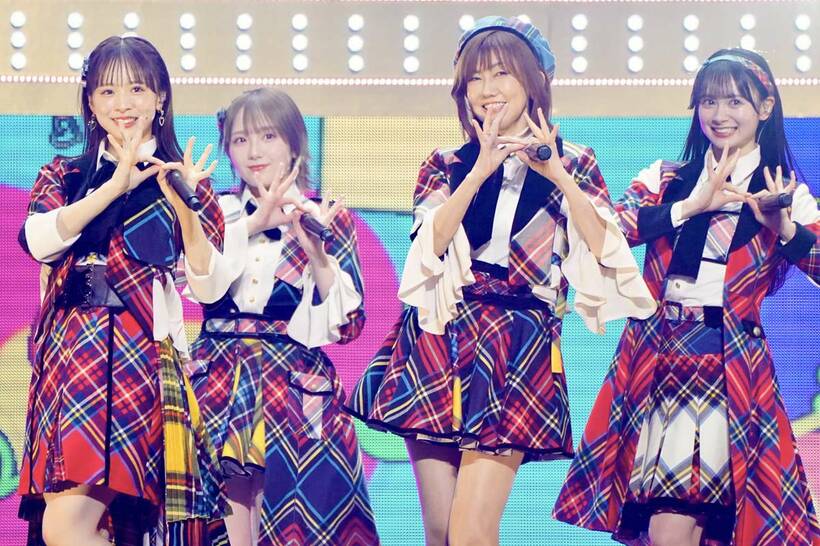 昨年１２月のＡＫＢ４８武道館コンサートでメンバーと「セシル」をパフォーマンスする松本伊代（Ｃ）ＡＫＢ４8