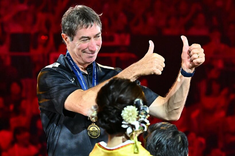 優勝メダルを受け取り、笑顔のロラン・ティリ監督　