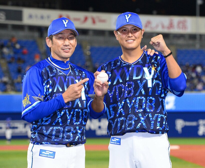  ウイニングボールを手にするＤｅＮＡ・宮國(右)と三浦監督