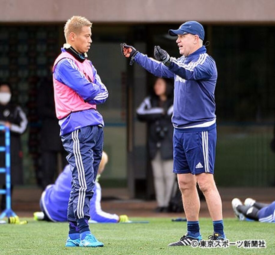 出発前の練習後、本田はアギーレ監督（右）と話し込んだ