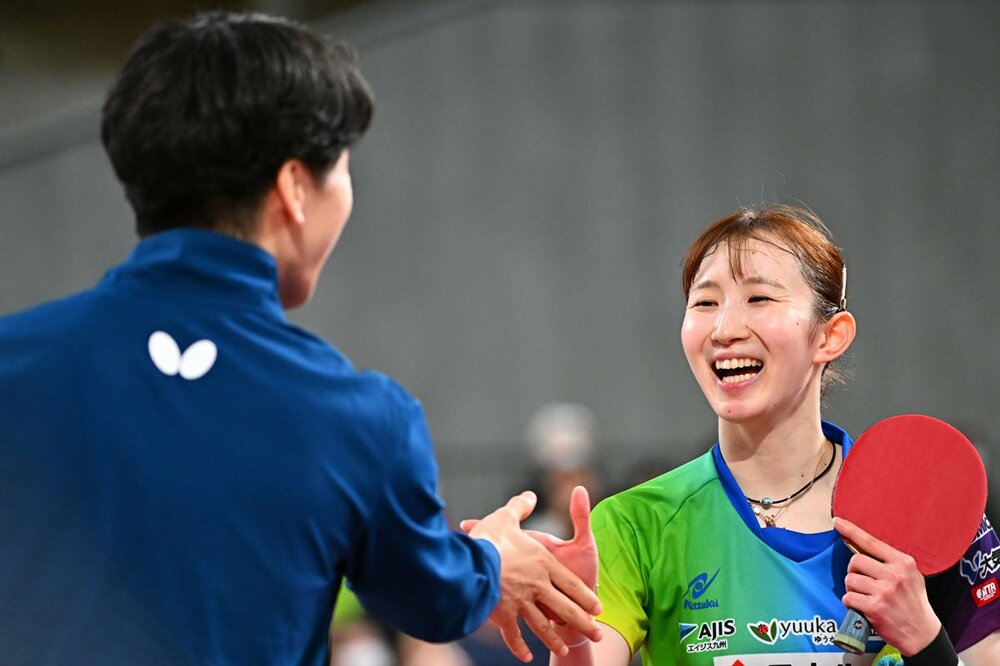 勝利し笑顔でコーチに駆け寄る早田ひな