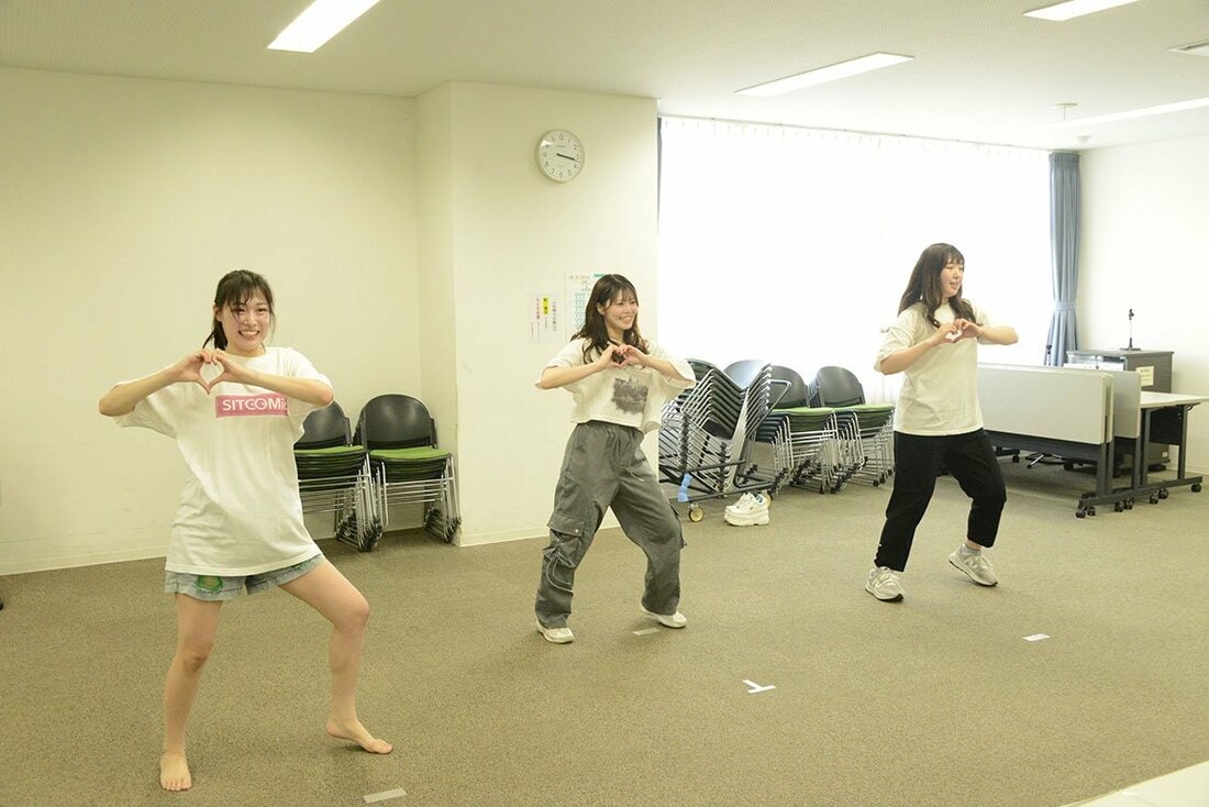 ダンスを披露するオーディションの応募者たち