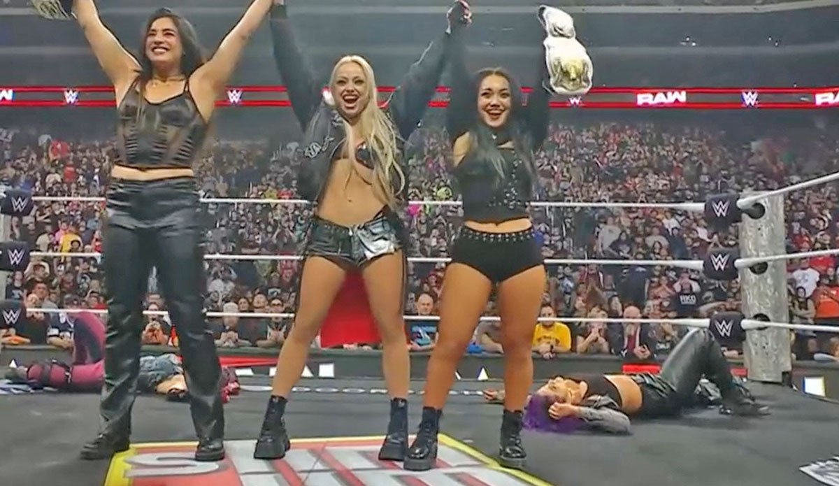リングを占拠したラケル・ロドリゲス､リブ・モーガン､ロクサーヌ・ペレス（©AbemaTV, Inc.）