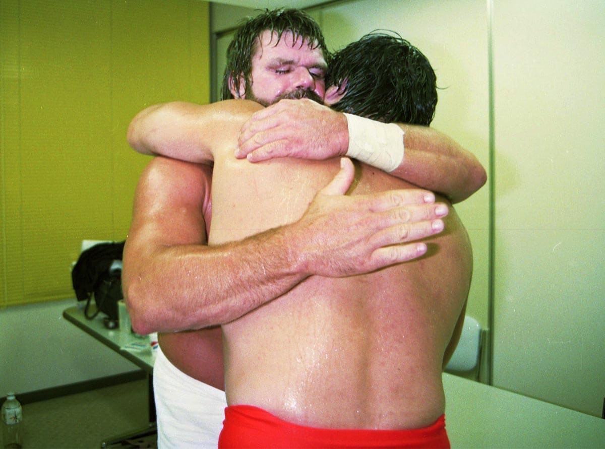試合後、控室で健闘をたたえ合った小橋(手前)とウィリアムス(1993年8月、豊橋市)