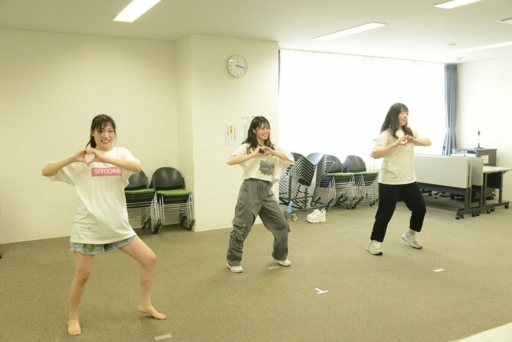 ダンスを披露するオーディションの応募者たち