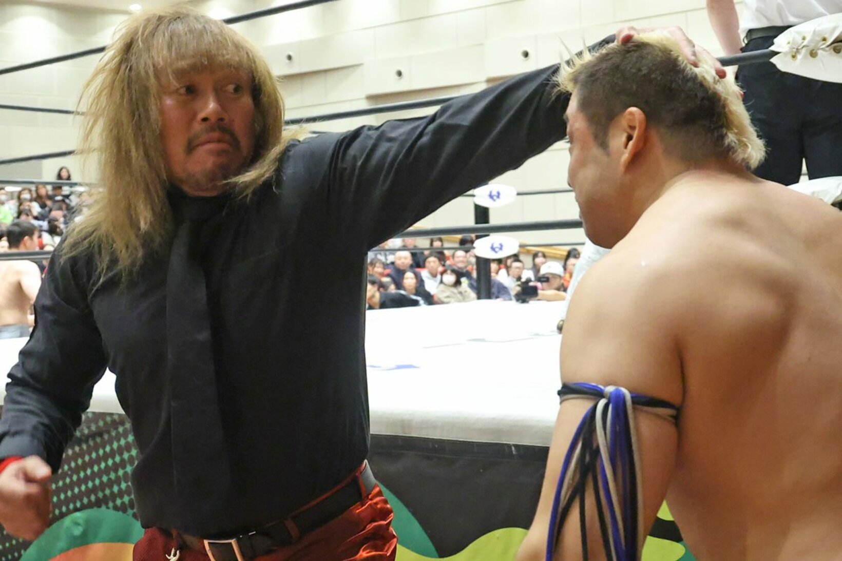 【写真】場外でやり合う内藤(左)と征矢