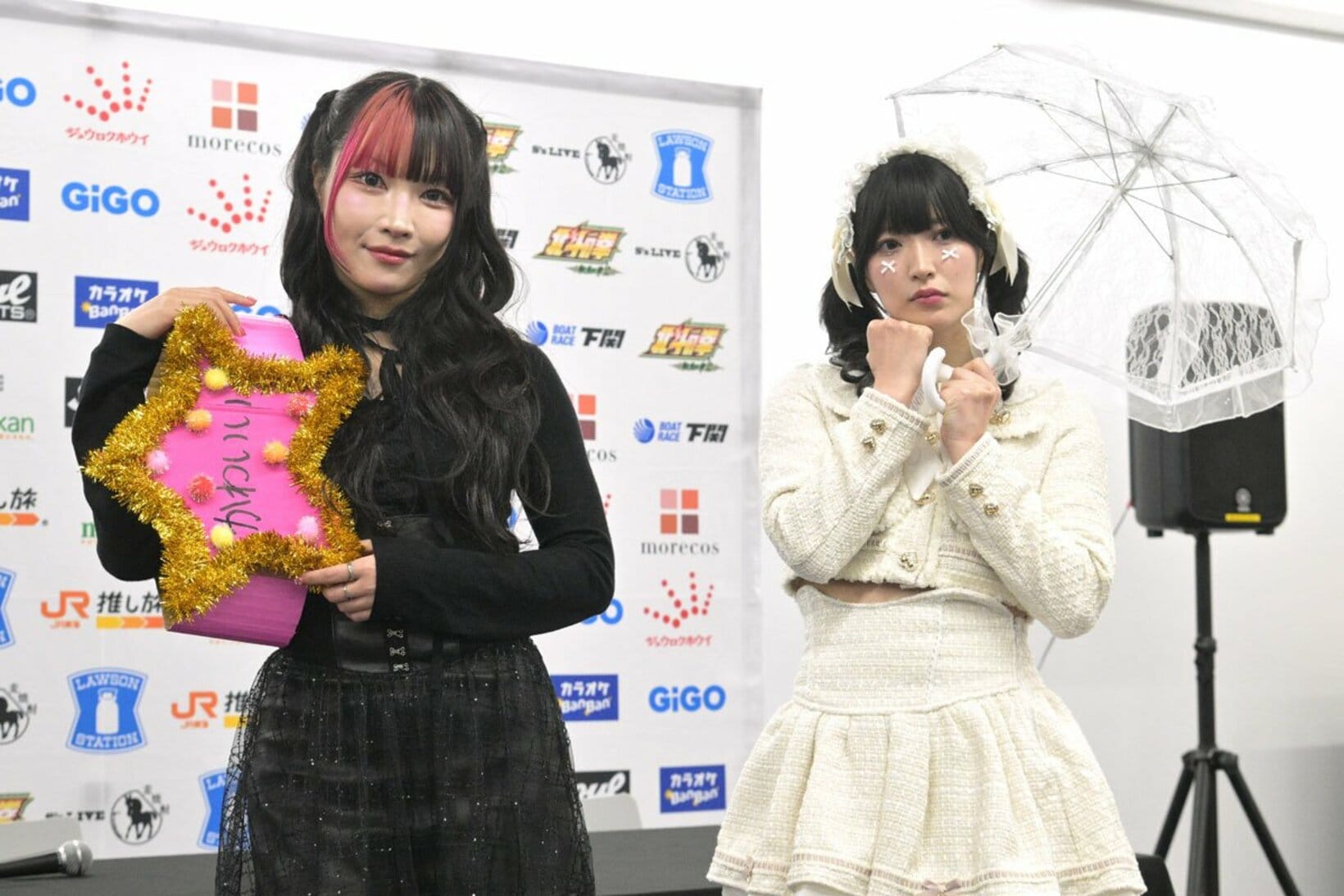 ともに「かわいさ」をアピールしたさくらあや(右)と伊藤麻希